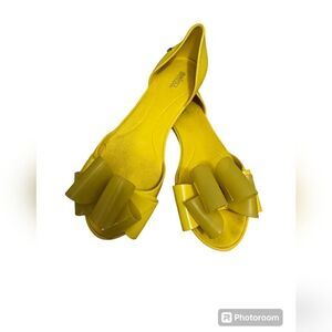 Melissa flats in bright yellow 💛